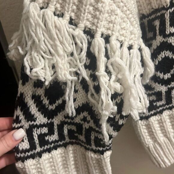✨H&M FRINGE-TRIMMED SZ SMALL SWEATER✨ - Picture 15 of 16